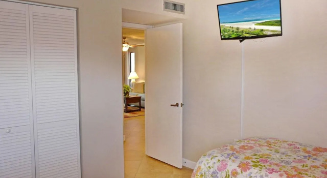 Stylish Condo Across From South Beach, Забронировать Отель Отели в центре Марко-Айленд, в центре, Парковка