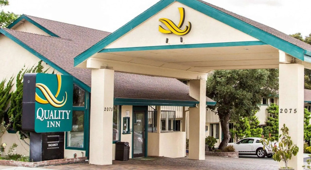 Кровать в общем номере Scottish Fairway Inn