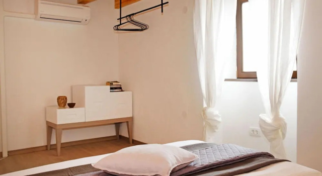 Amazing Home in Bol With 5 Bedrooms, Jacuzzi and Wifi, Prenota Hotel Hotel a Croatian Islands con parcheggio, Parcheggio