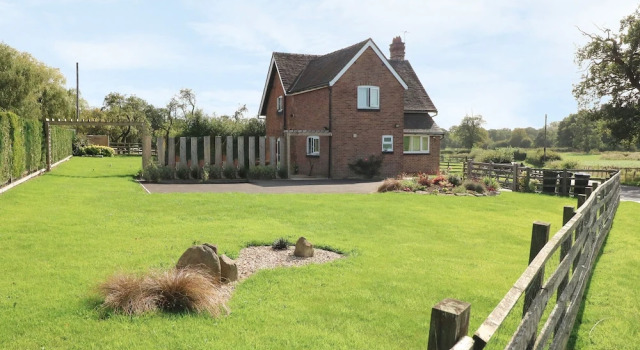 Ardsley Cottage - Longford Hall Farm Holiday Cottages, Rezervați Sejur la fermă Dalbury Lees Derbyshire