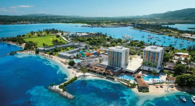 Кровать в общем номере Sunset Beach Resort Spa and Waterpark All-Inclusive