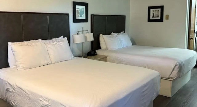 Четырёхместный номер Standard с видом на реку River House Inn, a Baymont by Wyndham