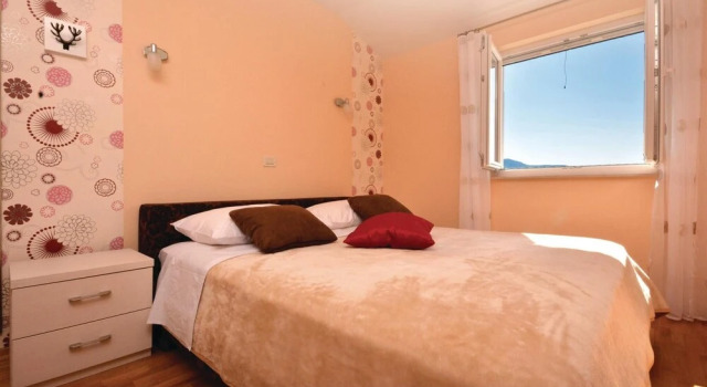 Beautiful Home in Split With Wifi and 2 Bedrooms, Prenota Hotel Splitska 