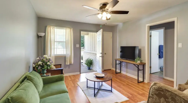 Коттедж Walk to Dining & Shops: Dtwn Brookhaven Home!