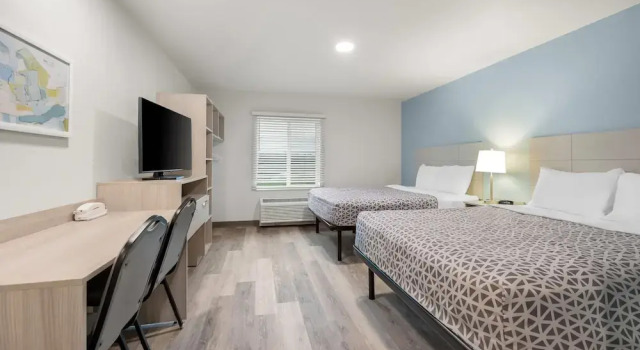 Четырёхместный люкс WoodSpring Suites Medford near I-5