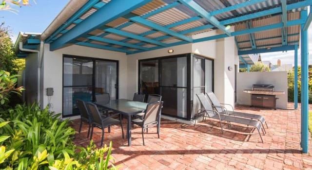 Шестиместные апартаменты с красивым видом из окна Dunsborough Beach Cottages