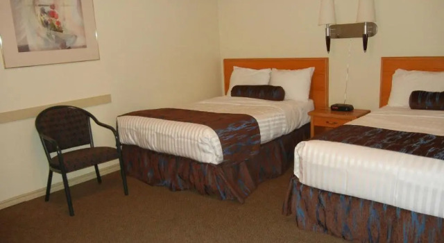 Люкс с 2 комнатами SlumberLodge Hotel