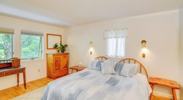 Коттедж Great Barrington Lakeside Getaway w/ Kayak & Grill