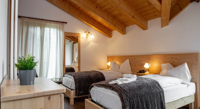 Четырёхместный семейный номер Standard с балконом и с видом на горы Chalet Giasenei