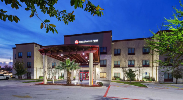 Кровать в общем номере Best Western Plus Austin Airport Inn & Suites