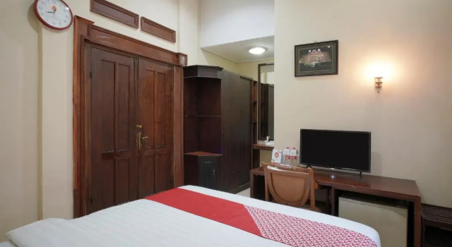 OYO 804 Ndalem Maharani Guest House, Boek Pension Hotels in Kraton met parkeren, Parkeren