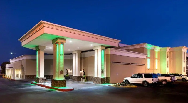 Люкс с 2 комнатами Holiday Inn Hotel & Suites Oklahoma City North by IHG