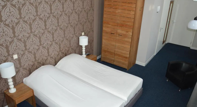 Hotel Aan De Singel, Забронировать Отель Отели Делфзейл с парковкой, рядом с Jachthaven 't Dok, Парковка