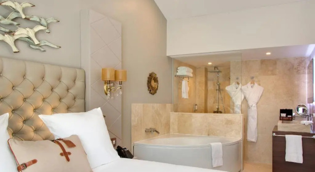 Двухместный номер Deluxe с балконом и с видом на море Grand Hotel Des Sablettes Plage, Curio Collection By Hilton
