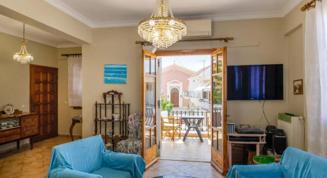 Traditional style 3 bedroom flat in Lixouri 6 guests, Забронировать Отель Отели Ликсури с парковкой, Парковка