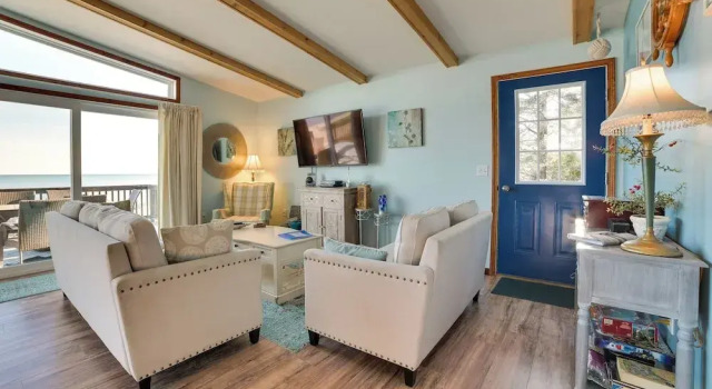 St. Ignace Cottage w/ Deck & Beach on Lake Huron!, Book Feriehus Villaer i Evergreen Shores, Villa