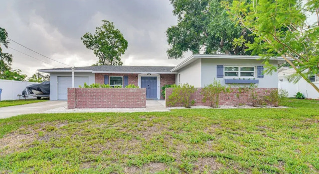Коттедж 5 Mi to Beach: Tampa Retreat w/ Furnished Lanai!