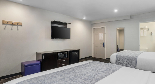 Четырёхместный номер Standard SureStay Hotel by Best Western Beverly Hills West LA
