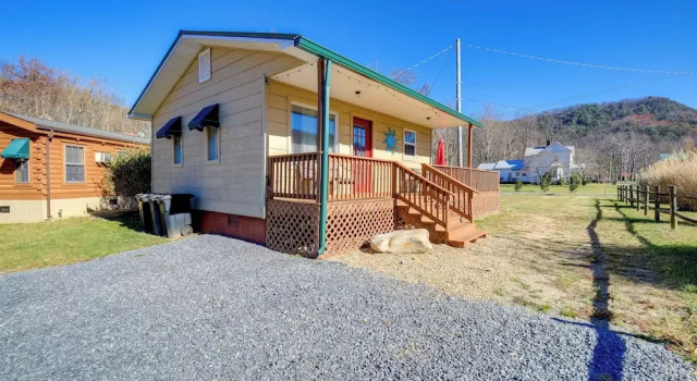 Коттедж < 1/2 Mi to Damascus Town Park: Cozy Cabin w/ Deck