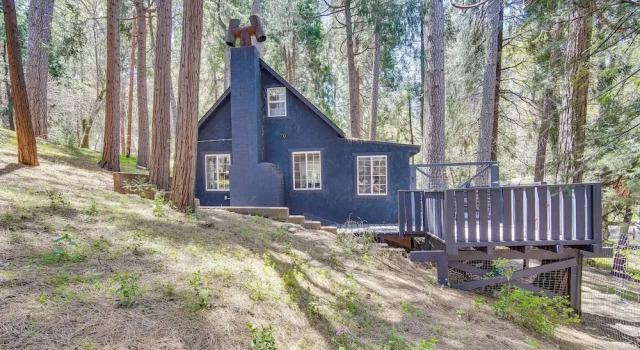 Коттедж Crestline Vacation Rental, Close to Hiking Trails!