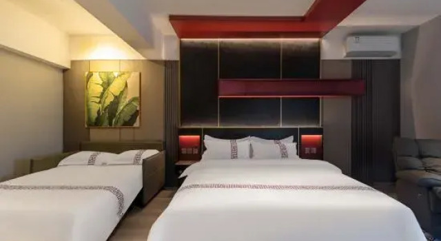 Кровать в общем номере Namo Haitang High-altitude City-view Hotel (Shenyang Xita Food Street)