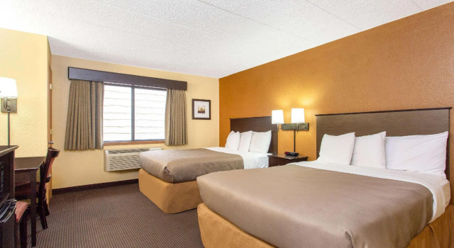 Четырёхместный номер Standard AmericInn by Wyndham West Bend