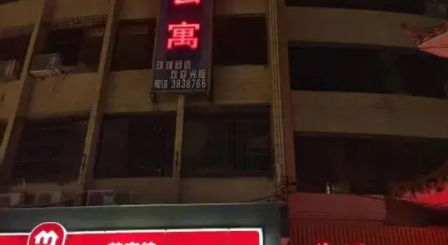Luoding Huayuan Apartment, Boek Appartement Hotels in Guangdong met parkeren, Parkeren