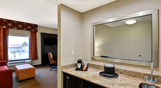 Четырёхместный люкс Hampton Inn & Suites Tampa Northwest/Oldsmar