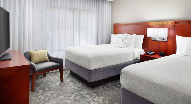 Четырёхместный люкс c 1 комнатой Courtyard by Marriott Perimeter Center