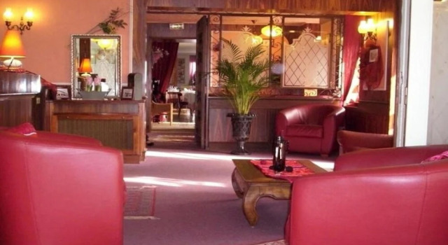 Logis Hôtel-Restaurant La Croix Couverte, Забронировать Отель Майенн Земли Луары