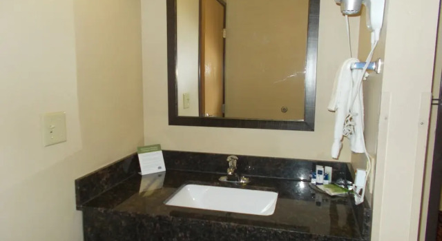 Люкс с красивым видом из окна AmericInn by Wyndham Aberdeen Event Center
