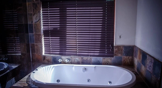 The Rivonia River Lodge, Забронировать Отель Сэндтон 