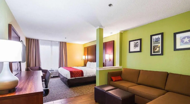 Люкс Comfort Inn & Suites Dayton Northwest - Englewood