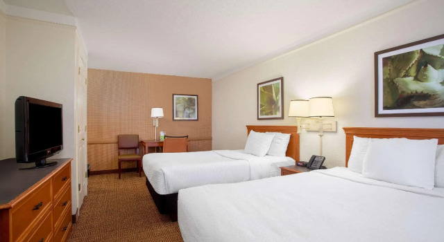 Четырёхместный номер Deluxe La Quinta Inn by Wyndham Huntsville Research Park