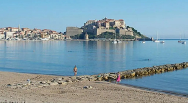 Коттедж 130m2 qui surplombe la baie de Calvi vue citadelle