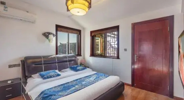Люкс с балконом и с видом на озеро Yuyantang Riverside Courtyard Boutique Inn