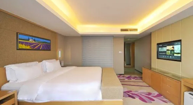 Кровать в общем номере Lavande Hotel Chengdu Shudu Wanda Plaza