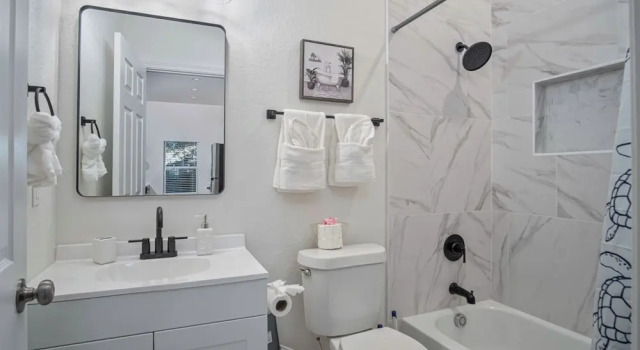 Апартаменты Pristine 3 BR/ 2BA Abode Close to Lovely Downtown!