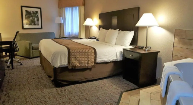 Люкс Baymont by Wyndham Belleville Airport Area Free Airport Shuttle