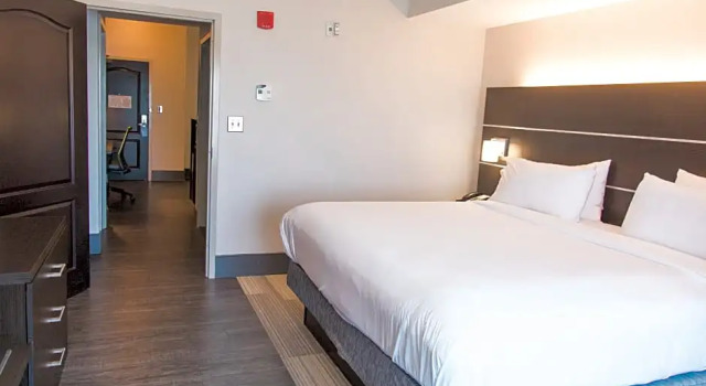 Двухместный люкс c 1 комнатой Holiday Inn Express & Suites Columbia-Fort Jackson by IHG