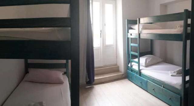 Кровать в общем номере White Rabbit Hostel