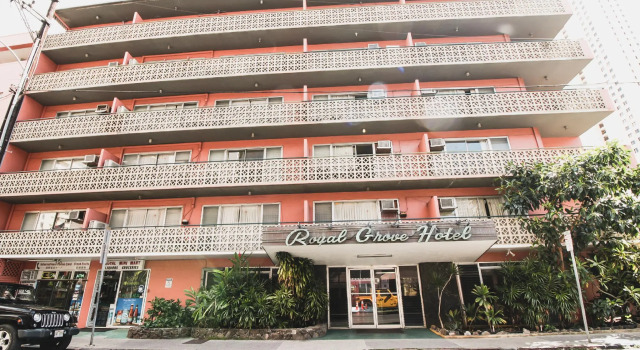 Кровать в общем номере Royal Grove Waikiki