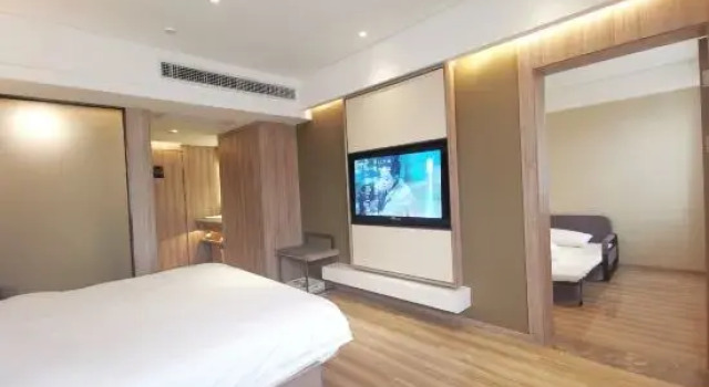 Семейный люкс Youcheng Hotel (Liuzhou High-Speed Railway Station Ma'anshan Park)