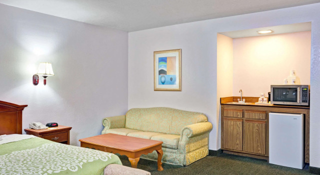 Days Inn & Suites by Wyndham Fullerton, Забронировать Отель Фуллертон Disneyland California