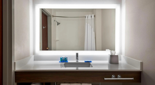 Двухместный люкс Holiday Inn Express & Suites Charlotte Arpt-Belmont by IHG