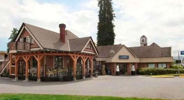 Кровать в общем номере Ramada by Wyndham Duncan Cowichan Valley