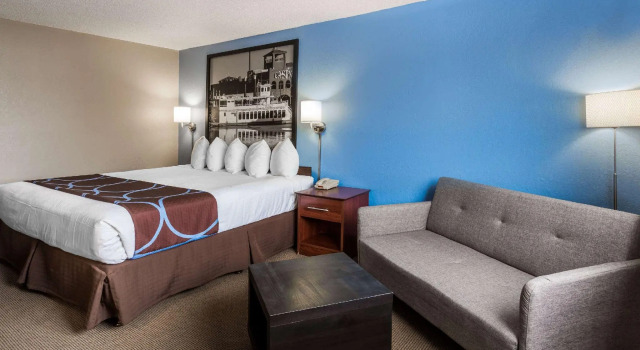 Doppel Suite Super 8 by Wyndham Dubuque