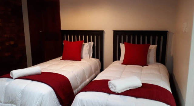 Blue Sea Guesthouse, Забронировать Отель Отели Ист-Лондона с парковкой, Парковка