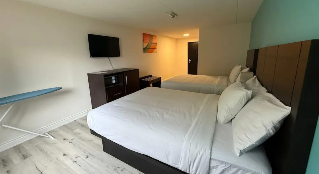 Четырёхместный номер Standard Howard Johnson By Wyndham Brampton