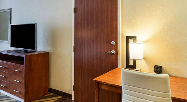 Четырёхместный люкс Comfort Suites near Tanger Outlet Mall